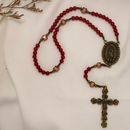 Terço artesanal de Nossa Senhora de Guadalupe com pérolas de 6 mm e acabamento ouro velho
